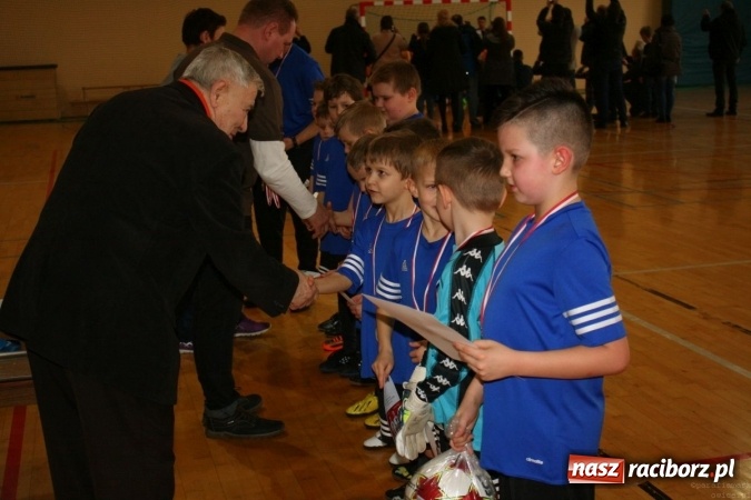 Zdjęcie w galerii na portalu naszraciborz.pl: 14. edycja Powiatowej Halowej Ligi Piłki Nożej Żaków im. Zbigniewa Oszka wiadomości z regionu