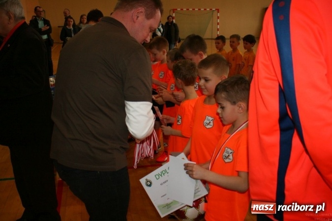 Zdjęcie w galerii na portalu naszraciborz.pl: 14. edycja Powiatowej Halowej Ligi Piłki Nożej Żaków im. Zbigniewa Oszka wiadomości z regionu