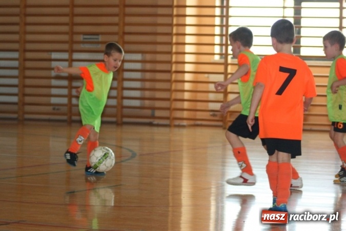 Zdjęcie w galerii na portalu naszraciborz.pl: 14. edycja Powiatowej Halowej Ligi Piłki Nożej Żaków im. Zbigniewa Oszka wiadomości z regionu