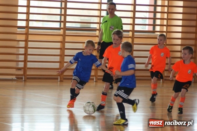 Zdjęcie w galerii na portalu naszraciborz.pl: 14. edycja Powiatowej Halowej Ligi Piłki Nożej Żaków im. Zbigniewa Oszka wiadomości z regionu