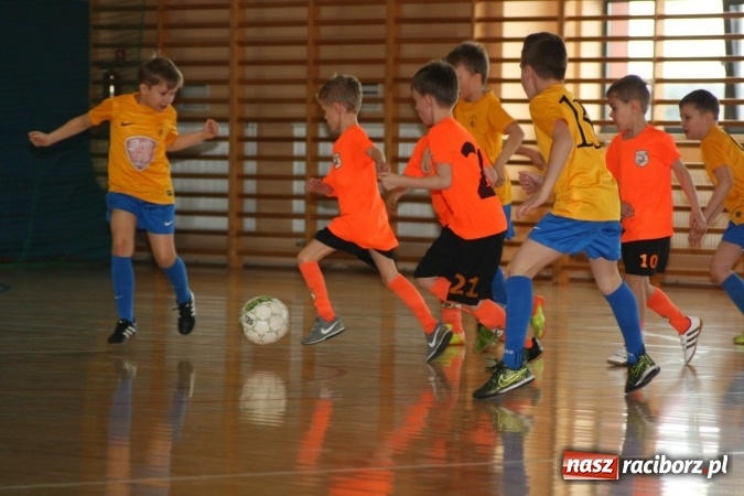 Zdjęcie w galerii na portalu naszraciborz.pl: 14. edycja Powiatowej Halowej Ligi Piłki Nożej Żaków im. Zbigniewa Oszka wiadomości z regionu