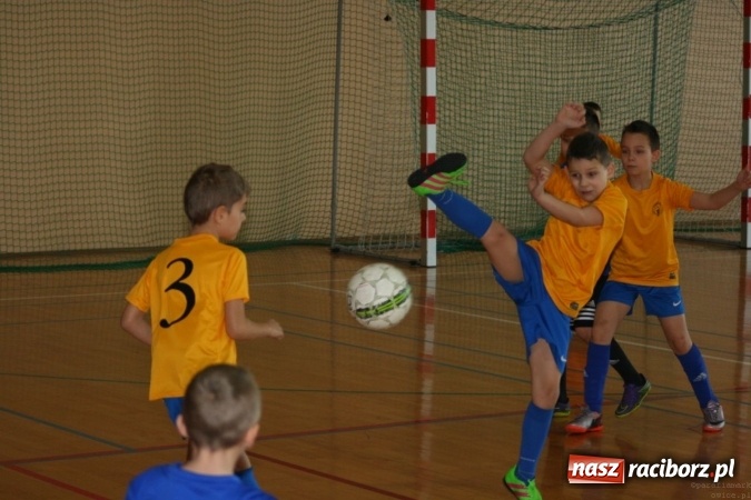 Zdjęcie w galerii na portalu naszraciborz.pl: 14. edycja Powiatowej Halowej Ligi Piłki Nożej Żaków im. Zbigniewa Oszka wiadomości z regionu