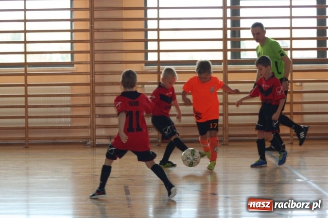 Zdjęcie w galerii na portalu naszraciborz.pl: 14. edycja Powiatowej Halowej Ligi Piłki Nożej Żaków im. Zbigniewa Oszka wiadomości z regionu