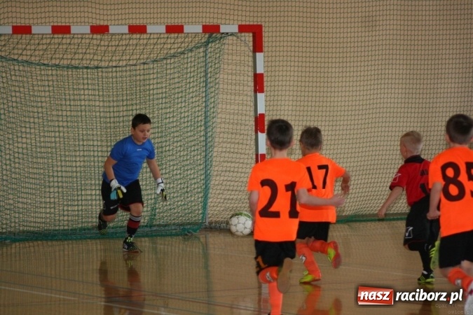 Zdjęcie w galerii na portalu naszraciborz.pl: 14. edycja Powiatowej Halowej Ligi Piłki Nożej Żaków im. Zbigniewa Oszka wiadomości z regionu