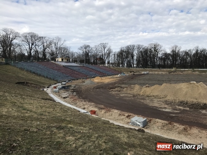 Zdjęcie w galerii na portalu naszraciborz.pl: Ogromne zbiorniki przy stadionie. Po co je przywieziono? wiadomości z regionu