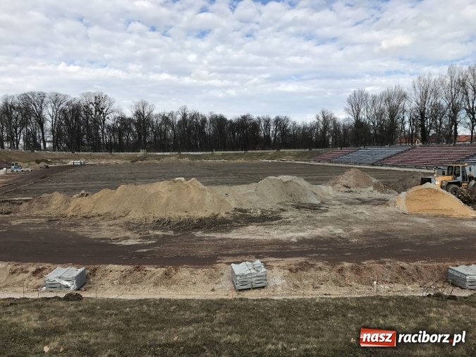 Zdjęcie w galerii na portalu naszraciborz.pl: Ogromne zbiorniki przy stadionie. Po co je przywieziono? wiadomości z regionu