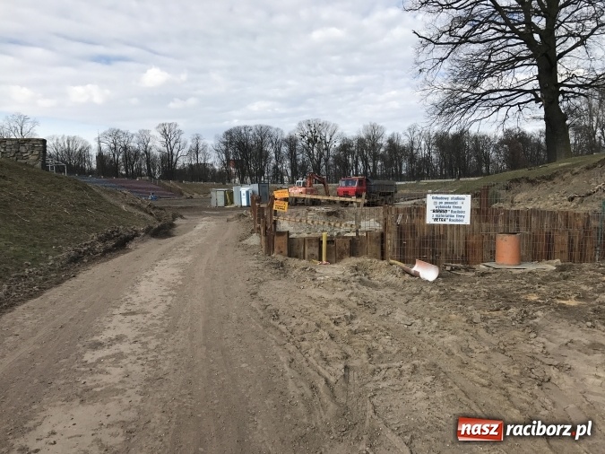 Zdjęcie w galerii na portalu naszraciborz.pl: Ogromne zbiorniki przy stadionie. Po co je przywieziono? wiadomości z regionu