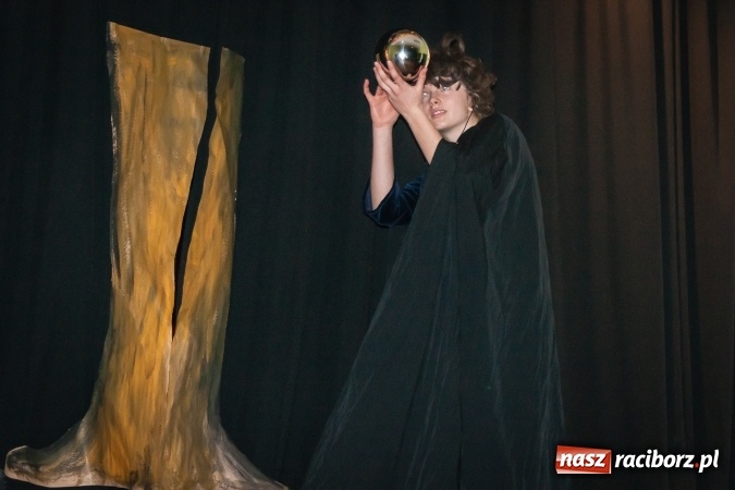 Zdjęcie w galerii na portalu naszraciborz.pl: Zaczarowane krzesiwo w Młodzieżowym Domu Kultury wiadomości z regionu