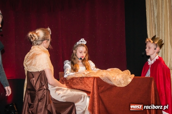 Zdjęcie w galerii na portalu naszraciborz.pl: Zaczarowane krzesiwo w Młodzieżowym Domu Kultury wiadomości z regionu