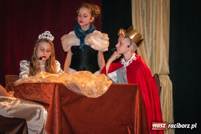 Zdjęcie w galerii na portalu naszraciborz.pl: Zaczarowane krzesiwo w Młodzieżowym Domu Kultury wiadomości z regionu