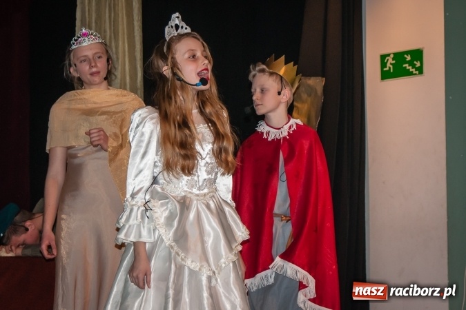 Zdjęcie w galerii na portalu naszraciborz.pl: Zaczarowane krzesiwo w Młodzieżowym Domu Kultury wiadomości z regionu