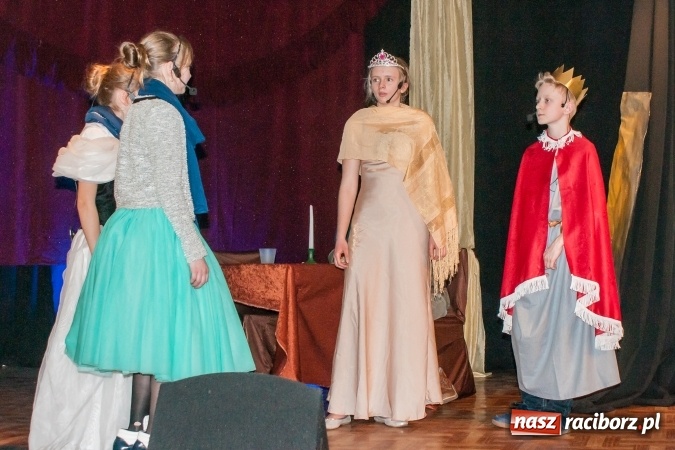 Zdjęcie w galerii na portalu naszraciborz.pl: Zaczarowane krzesiwo w Młodzieżowym Domu Kultury wiadomości z regionu