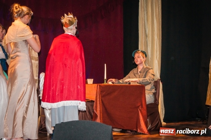 Zdjęcie w galerii na portalu naszraciborz.pl: Zaczarowane krzesiwo w Młodzieżowym Domu Kultury wiadomości z regionu