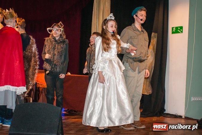 Zdjęcie w galerii na portalu naszraciborz.pl: Zaczarowane krzesiwo w Młodzieżowym Domu Kultury wiadomości z regionu