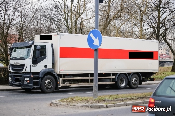 Zdjęcie w galerii na portalu naszraciborz.pl: Zderzenie volkswagena z samochodem ciężarowym na Odrostradzie wiadomości z regionu