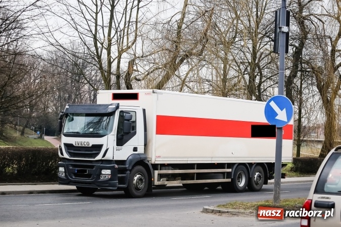 Zdjęcie w galerii na portalu naszraciborz.pl: Zderzenie volkswagena z samochodem ciężarowym na Odrostradzie wiadomości z regionu