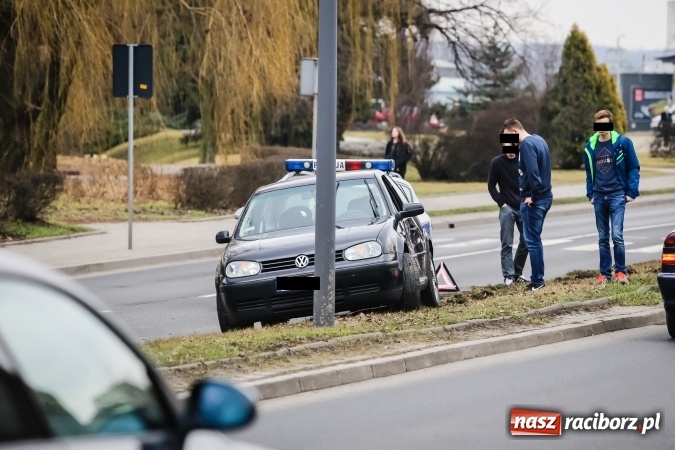 Zdjęcie w galerii na portalu naszraciborz.pl: Zderzenie volkswagena z samochodem ciężarowym na Odrostradzie wiadomości z regionu