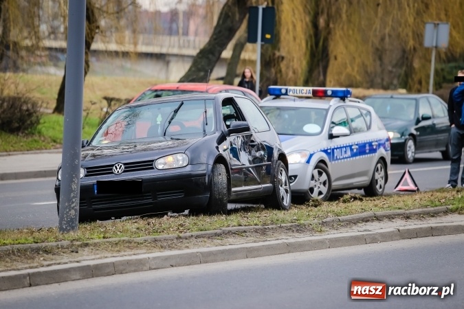 Zdjęcie w galerii na portalu naszraciborz.pl: Zderzenie volkswagena z samochodem ciężarowym na Odrostradzie wiadomości z regionu