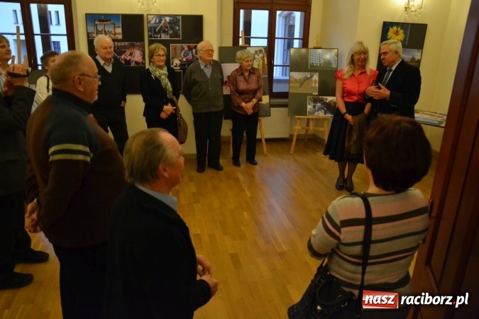 Zdjęcie w galerii na portalu naszraciborz.pl: Z bliska i z daleka - wernisaż wystawy fotografii Wiktora Luci na Zamku Piastowskim wiadomości z regionu