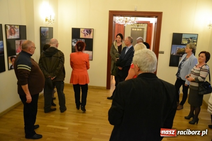 Zdjęcie w galerii na portalu naszraciborz.pl: Z bliska i z daleka - wernisaż wystawy fotografii Wiktora Luci na Zamku Piastowskim wiadomości z regionu