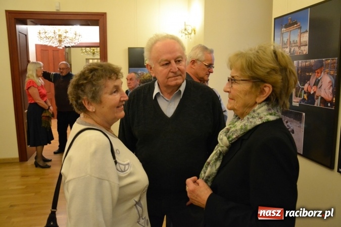 Zdjęcie w galerii na portalu naszraciborz.pl: Z bliska i z daleka - wernisaż wystawy fotografii Wiktora Luci na Zamku Piastowskim wiadomości z regionu