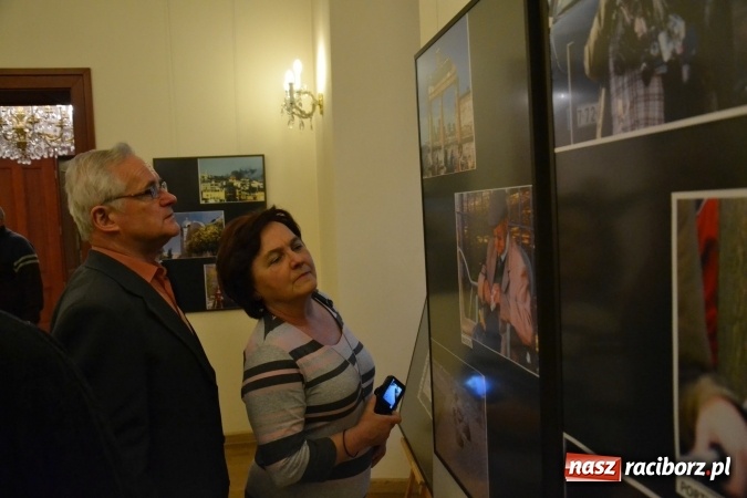 Zdjęcie w galerii na portalu naszraciborz.pl: Z bliska i z daleka - wernisaż wystawy fotografii Wiktora Luci na Zamku Piastowskim wiadomości z regionu