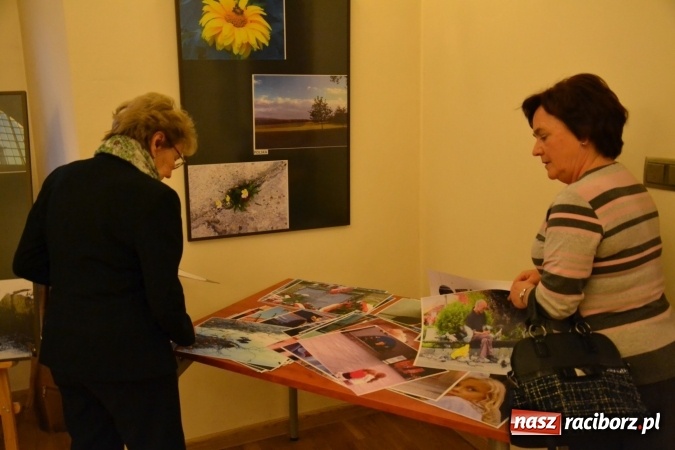 Zdjęcie w galerii na portalu naszraciborz.pl: Z bliska i z daleka - wernisaż wystawy fotografii Wiktora Luci na Zamku Piastowskim wiadomości z regionu