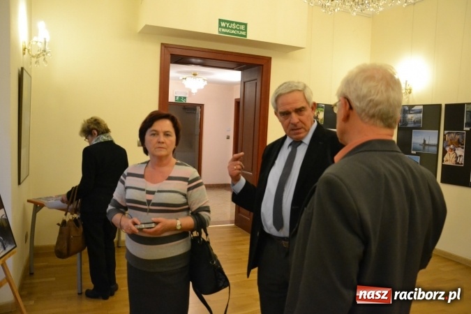 Zdjęcie w galerii na portalu naszraciborz.pl: Z bliska i z daleka - wernisaż wystawy fotografii Wiktora Luci na Zamku Piastowskim wiadomości z regionu