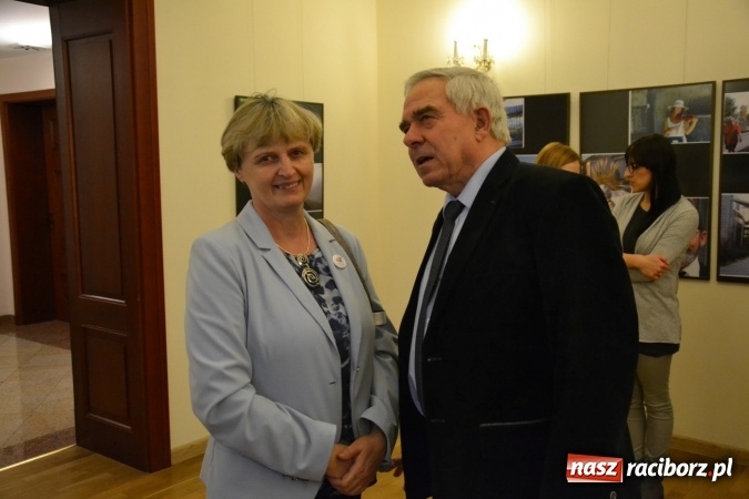 Zdjęcie w galerii na portalu naszraciborz.pl: Z bliska i z daleka - wernisaż wystawy fotografii Wiktora Luci na Zamku Piastowskim wiadomości z regionu