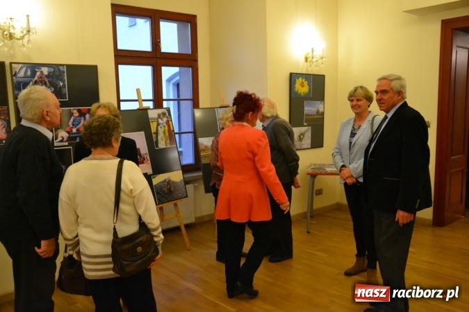 Zdjęcie w galerii na portalu naszraciborz.pl: Z bliska i z daleka - wernisaż wystawy fotografii Wiktora Luci na Zamku Piastowskim wiadomości z regionu