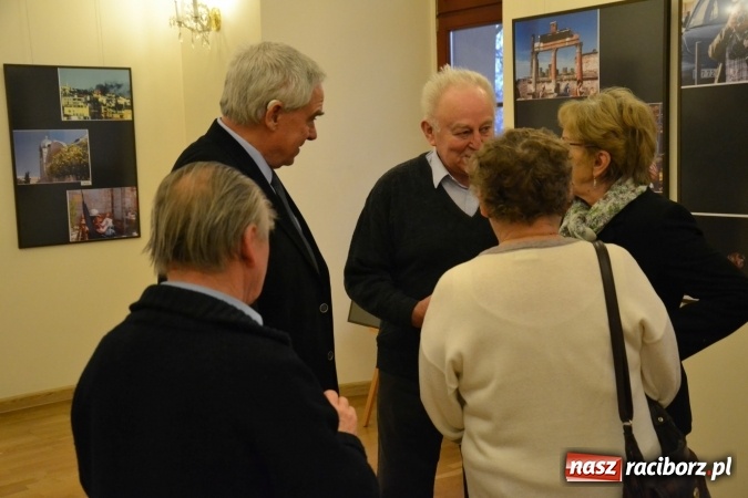 Zdjęcie w galerii na portalu naszraciborz.pl: Z bliska i z daleka - wernisaż wystawy fotografii Wiktora Luci na Zamku Piastowskim wiadomości z regionu