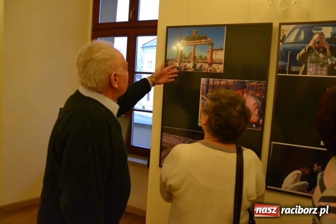 Zdjęcie w galerii na portalu naszraciborz.pl: Z bliska i z daleka - wernisaż wystawy fotografii Wiktora Luci na Zamku Piastowskim wiadomości z regionu
