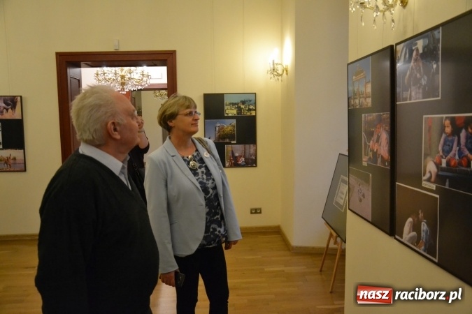 Zdjęcie w galerii na portalu naszraciborz.pl: Z bliska i z daleka - wernisaż wystawy fotografii Wiktora Luci na Zamku Piastowskim wiadomości z regionu