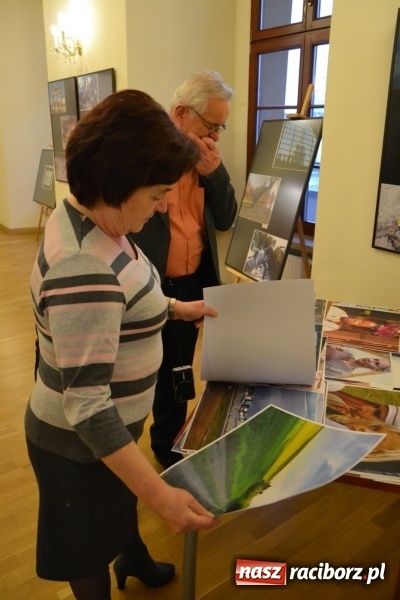 Zdjęcie w galerii na portalu naszraciborz.pl: Z bliska i z daleka - wernisaż wystawy fotografii Wiktora Luci na Zamku Piastowskim wiadomości z regionu
