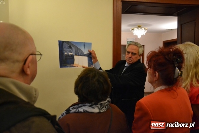 Zdjęcie w galerii na portalu naszraciborz.pl: Z bliska i z daleka - wernisaż wystawy fotografii Wiktora Luci na Zamku Piastowskim wiadomości z regionu