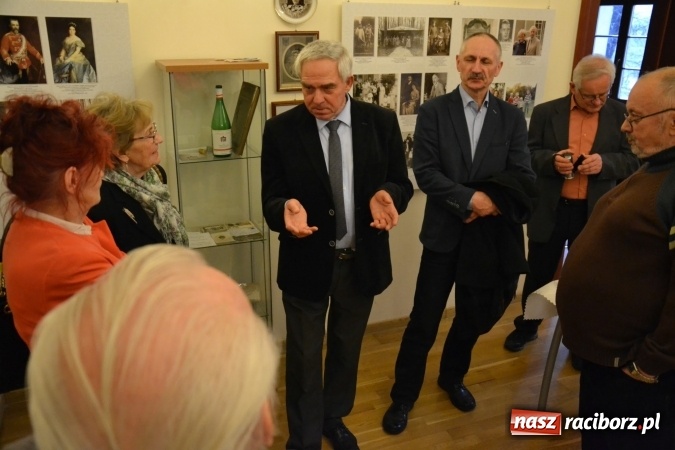 Zdjęcie w galerii na portalu naszraciborz.pl: Z bliska i z daleka - wernisaż wystawy fotografii Wiktora Luci na Zamku Piastowskim wiadomości z regionu