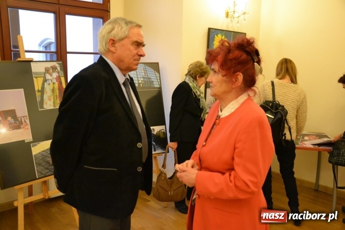 Zdjęcie w galerii na portalu naszraciborz.pl: Z bliska i z daleka - wernisaż wystawy fotografii Wiktora Luci na Zamku Piastowskim wiadomości z regionu