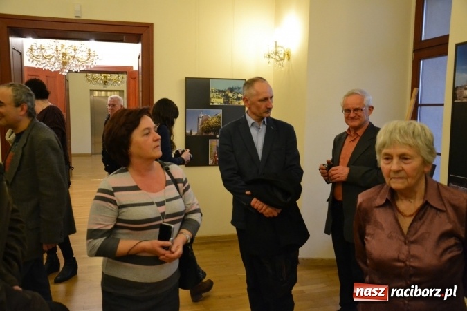 Zdjęcie w galerii na portalu naszraciborz.pl: Z bliska i z daleka - wernisaż wystawy fotografii Wiktora Luci na Zamku Piastowskim wiadomości z regionu