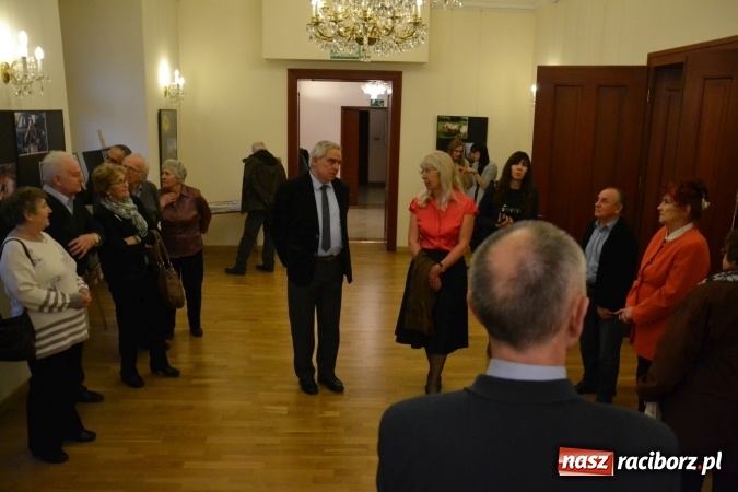 Zdjęcie w galerii na portalu naszraciborz.pl: Z bliska i z daleka - wernisaż wystawy fotografii Wiktora Luci na Zamku Piastowskim wiadomości z regionu