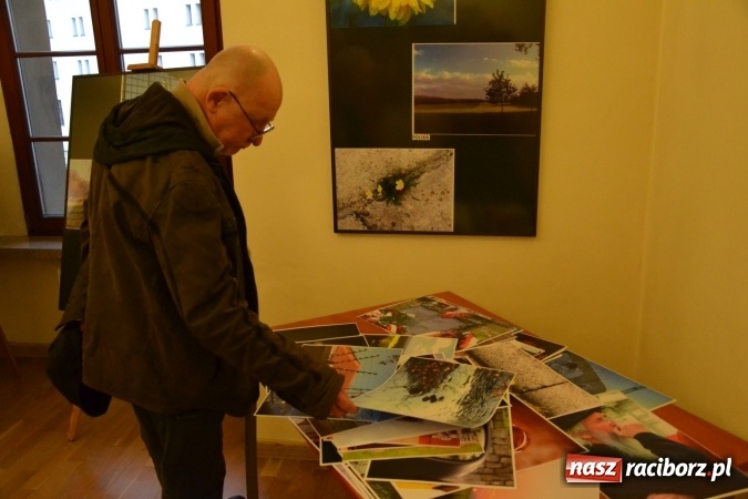 Zdjęcie w galerii na portalu naszraciborz.pl: Z bliska i z daleka - wernisaż wystawy fotografii Wiktora Luci na Zamku Piastowskim wiadomości z regionu