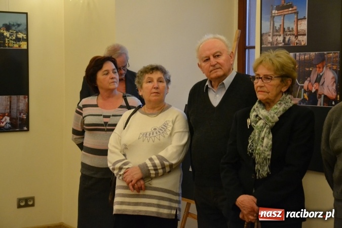 Zdjęcie w galerii na portalu naszraciborz.pl: Z bliska i z daleka - wernisaż wystawy fotografii Wiktora Luci na Zamku Piastowskim wiadomości z regionu