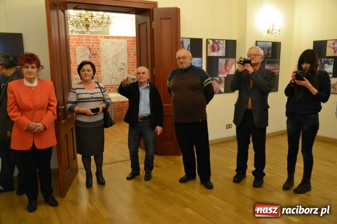 Zdjęcie w galerii na portalu naszraciborz.pl: Z bliska i z daleka - wernisaż wystawy fotografii Wiktora Luci na Zamku Piastowskim wiadomości z regionu