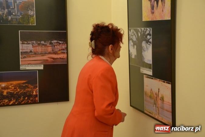 Zdjęcie w galerii na portalu naszraciborz.pl: Z bliska i z daleka - wernisaż wystawy fotografii Wiktora Luci na Zamku Piastowskim wiadomości z regionu