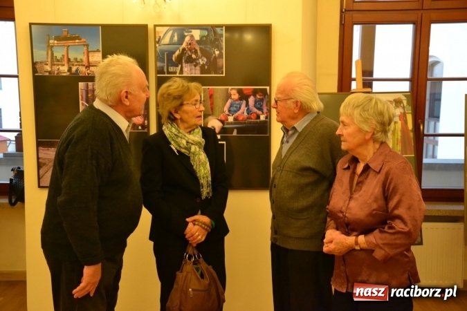 Zdjęcie w galerii na portalu naszraciborz.pl: Z bliska i z daleka - wernisaż wystawy fotografii Wiktora Luci na Zamku Piastowskim wiadomości z regionu