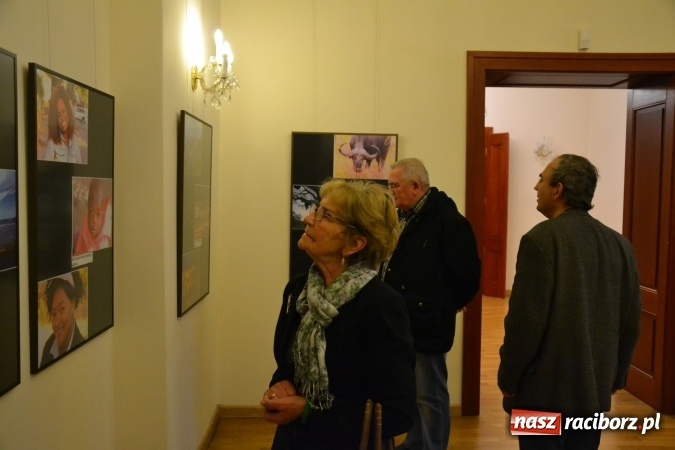 Zdjęcie w galerii na portalu naszraciborz.pl: Z bliska i z daleka - wernisaż wystawy fotografii Wiktora Luci na Zamku Piastowskim wiadomości z regionu