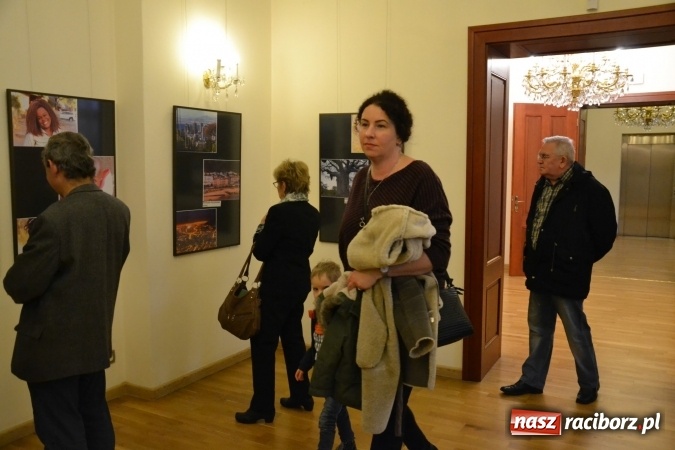 Zdjęcie w galerii na portalu naszraciborz.pl: Z bliska i z daleka - wernisaż wystawy fotografii Wiktora Luci na Zamku Piastowskim wiadomości z regionu