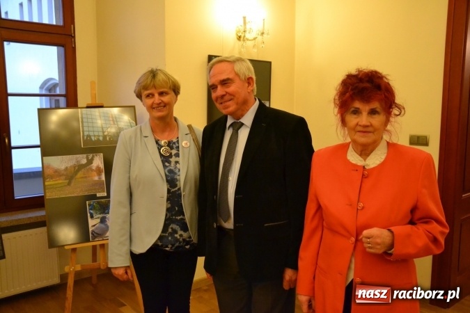 Zdjęcie w galerii na portalu naszraciborz.pl: Z bliska i z daleka - wernisaż wystawy fotografii Wiktora Luci na Zamku Piastowskim wiadomości z regionu