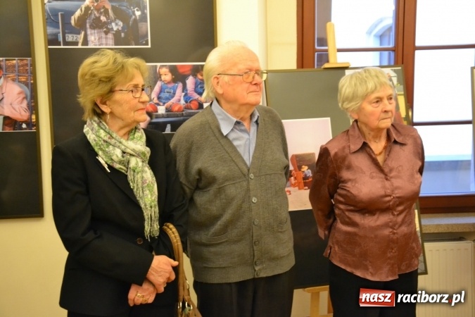 Zdjęcie w galerii na portalu naszraciborz.pl: Z bliska i z daleka - wernisaż wystawy fotografii Wiktora Luci na Zamku Piastowskim wiadomości z regionu