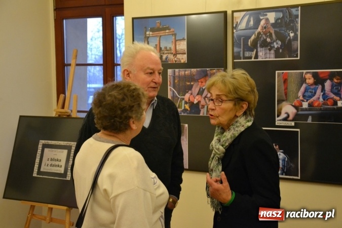 Zdjęcie w galerii na portalu naszraciborz.pl: Z bliska i z daleka - wernisaż wystawy fotografii Wiktora Luci na Zamku Piastowskim wiadomości z regionu