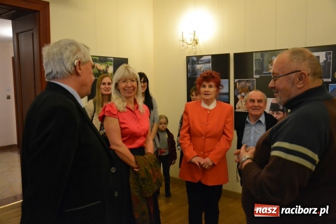 Zdjęcie w galerii na portalu naszraciborz.pl: Z bliska i z daleka - wernisaż wystawy fotografii Wiktora Luci na Zamku Piastowskim wiadomości z regionu